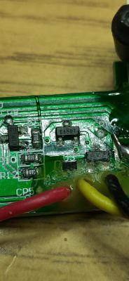 Element E6NB7 z DeWalt DCE089R - Zwarty element E6NB7 na płytce lasera DeWalt DCE089R.