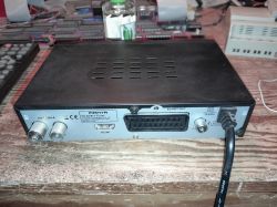 Tylna część tunera Manta DVB-T02 z gniazdami HDMI, SCART i antentowymi.