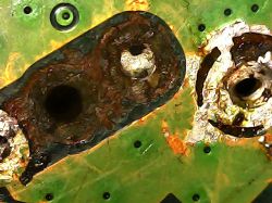 Zbliżenie na zardzewiały element na płytce drukowanej