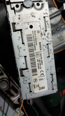 Label with data of the Bosch Calais USB40 24 V car radio with markings and a barcode.