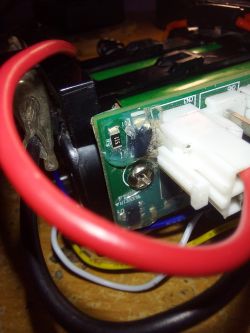 Odkurzacz Bosch z zregenerowaną baterią na ogniwach Sony: czerwona dioda i grzejąca się dioda prosto