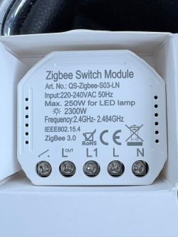 Moduł Zigbee QS-Zigbee-S03-LN z widocznymi oznaczeniami i zaciskami do podłączenia