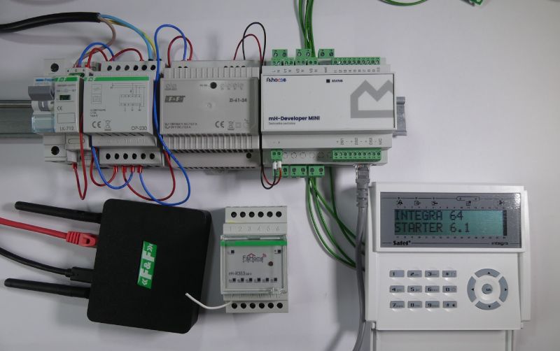 Moduły automatyki budynkowej F&amp;F i Satel z okablowaniem i panelem sterującym.