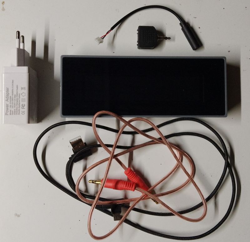 Zestaw analizatora widma audio z akcesoriami.