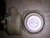 Whirlpool ADG 698 FD - Cieknie woda z pompy myjącej,luzy na wirniku.