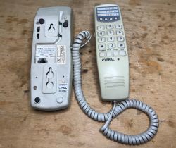 Stary polski telefon analogowy Cyfral C810 - wnętrze, częściowy schemat