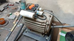 Silnik elektryczny z kondensatorem rozruchowym w warsztacie Silnik elektryczny z podłączonym kondensatorem rozruchowym w warsztacie
