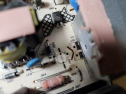 Nahaufnahme einer Leiterplatte mit Elektronikbauteilen, darunter IC, Diode und Widerstand.