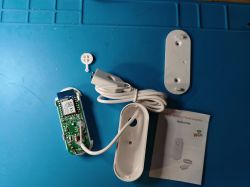Earykong Wi-Fi flood detector parts with an open case and instructions on a blue background.