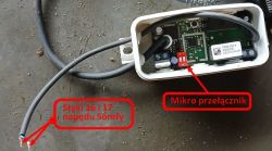 Sterownik napędu z widocznym mikroprzełącznikiem i podpisanymi stykami 16 i 17 napędu Somfy.