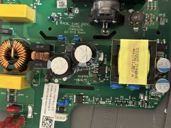 Zbliżenie na płytkę drukowaną z różnymi elementami elektronicznymi.