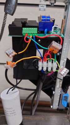 Płytka elektroniczna z różnokolorowymi przewodami i kondensatorem