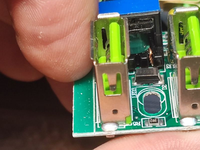 Przedłużacz/listwa 2m 4 gniazda i 3 USB za 35 zł o tajemniczej wydajności prądowej