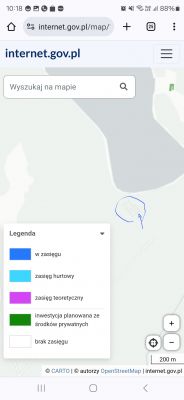 Mapa pokazująca status zasięgu internetowego wokół jeziora z zaznaczoną legendą.