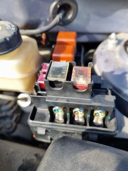 Widok na skrzynkę bezpieczników w samochodzie Toyota Corolla E12 z 2004 roku.