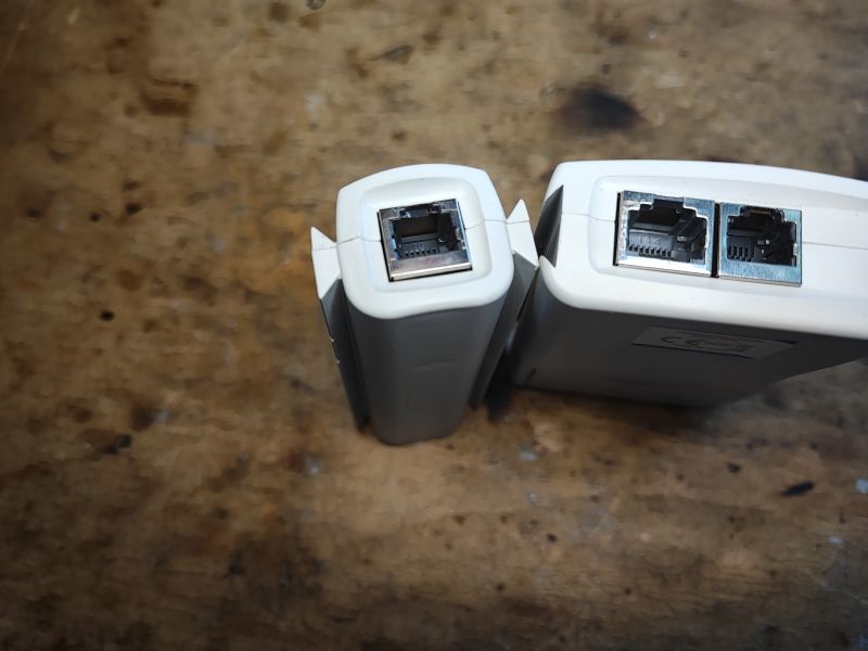 Tester kabli NSHL468 składający się z dwóch części z widocznymi portami RJ45/RJ11.