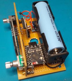 Prototypowy układ elektroniczny na płytce perforowanej z akumulatorem 18650