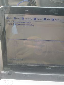 Laptop pokazujący błędy P0235 i P1320 w programie diagnostycznym Multiecuscan