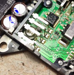 Zbliżenie na płytkę drukowaną modułu wspomagania quada z widoczną uszkodzoną diodą i innymi komponentami elektronicznymi.