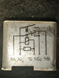 Metalowa obudowa z nadrukiem schematu elektrycznego z oznaczeniami 56, 30, S, 56a, 56b.