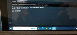 Ekran laptopa z komunikatami błędu w Serial Monitor w Arduino IDE.