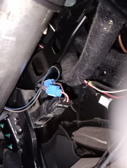 Zbliżenie na kabelki i złącze elektryczne w samochodzie.