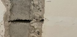 Widoczne pęknięcia na suficie z płyt prefabrykowanych.