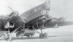 Radziecki szybowiec A-40T z czołgiem T-60 pod skrzydłami.