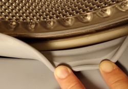 Pralka Bosch z widoczną gumą drzwi sprawiającą problemy