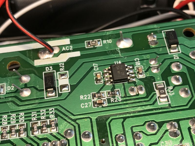 Zbliżenie na dolną stronę płytki PCB z elementami zasilania i podzespołami SMD