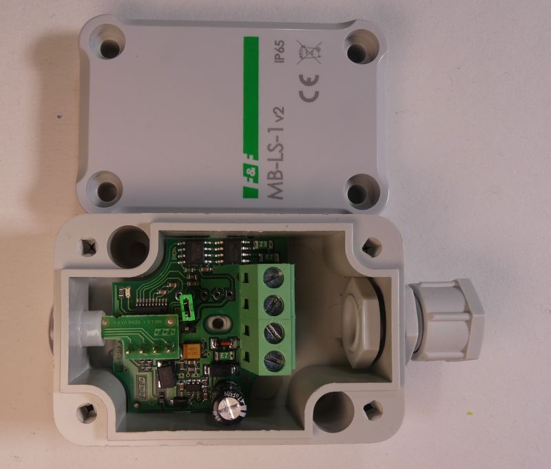 Czujnik poziomu cieczy MB-LS-1 V2 z otwartą obudową, widoczną płytką elektroniki i złączami.