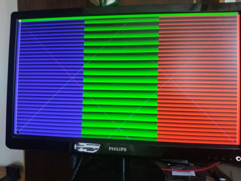 Ekran monitora z wyświetlonym kolorowym wzorem RGB w paski