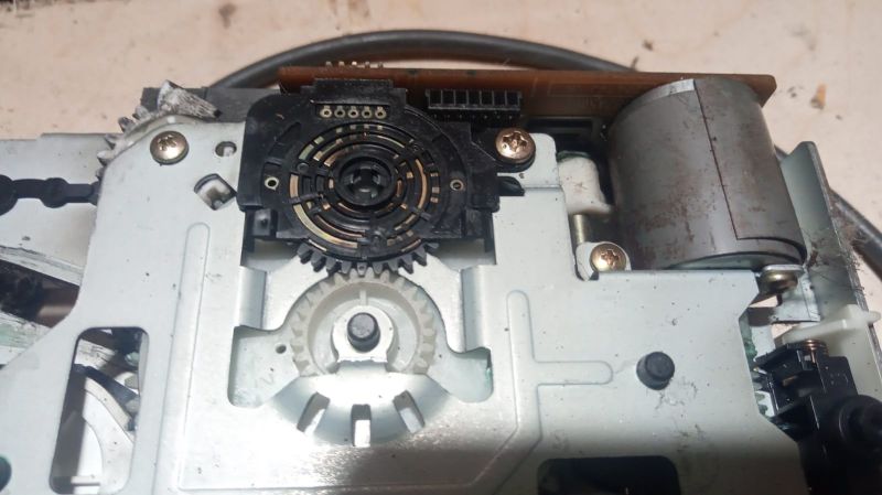 Zbliżenie na zespół mechanizmu VCR z enkoderem i silnikiem z przekładnią