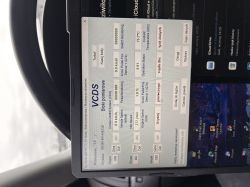 Laptop z uruchomionym programem VCDS pokazującym dane diagnostyczne silnika auta