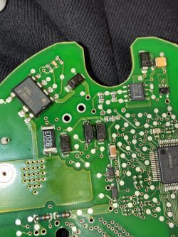 Zbliżenie na uszkodzony układ elektroniczny z oznaczeniami US1J i FSL306LR na płytce PCB