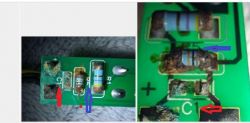 Zbliżenie na dwa zdjęcia układu elektronicznego z różnymi kolorami opisów i linii na płytce, z zaznaczeniami za pomocą strzałek.