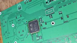 Zbliżenie na zieloną płytkę PCB z zamontowanym mikrokontrolerem STMicroelectronics.