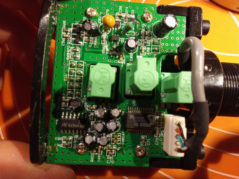 Zbliżenie na płytkę drukowaną wewnątrz mikrofonu Samson G Track z komponentami elektronicznymi.