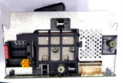 Widok tylnej części radia samochodowego Magneti Marelli C141 z licznymi portami i złączami.