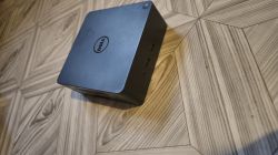 Dell Thunderbolt Dock TB16 180W na podłodze z drewnianym wzorem.