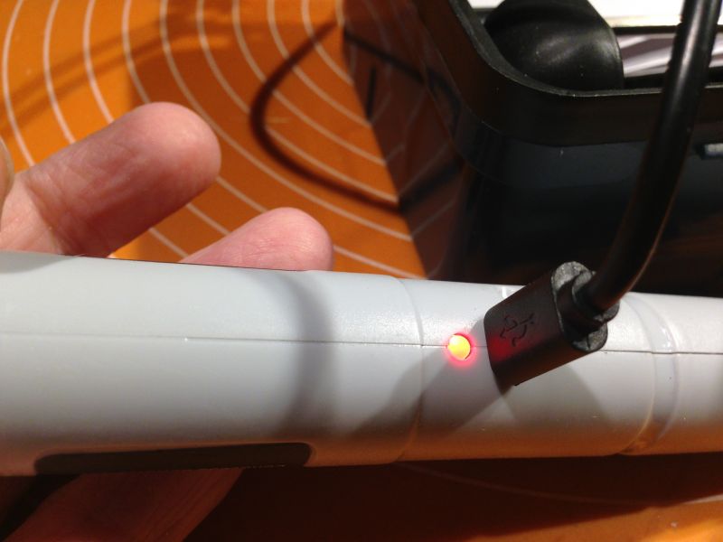 Wkrętak elektryczny w trakcie ładowania