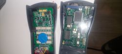 Rozłożony interfejs diagnostyczny samochodowy typu Lexia z widoczną elektroniką na dwóch częściach płytki PCB.