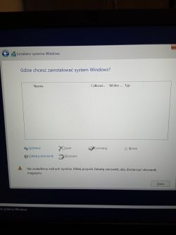 Ekran instalatora Windows z komunikatem o braku dysku.