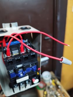 Wiring a 7.5 kW Compressor Switch: Guidance on L3, A2 and Coil Bridging