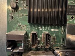 Nahaufnahme einer Hauptplatine mit der Bezeichnung 17MB171 und HDMI-Anschlüssen