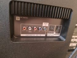 Panel złączy w telewizorze z wejściami HDMI, komponentowymi i optycznym