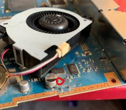 SONY PS2 Slim 77004 - Lokalizacja bezpiecznika od wentylatora w PS2 Slim 77004