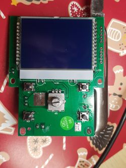 Płytka drukowana z wyświetlaczem LCD na czerwonym tle