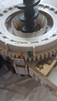 Jak wymienić i ustawić młynek w ekspresie Siemens EQ.3 TI303203RW?