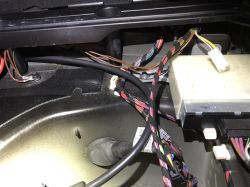 Zdjęcie modułu elektrycznego i przewodów we wnętrzu samochodu przygotowanych do podłączenia wtyczki 13-pinowej.